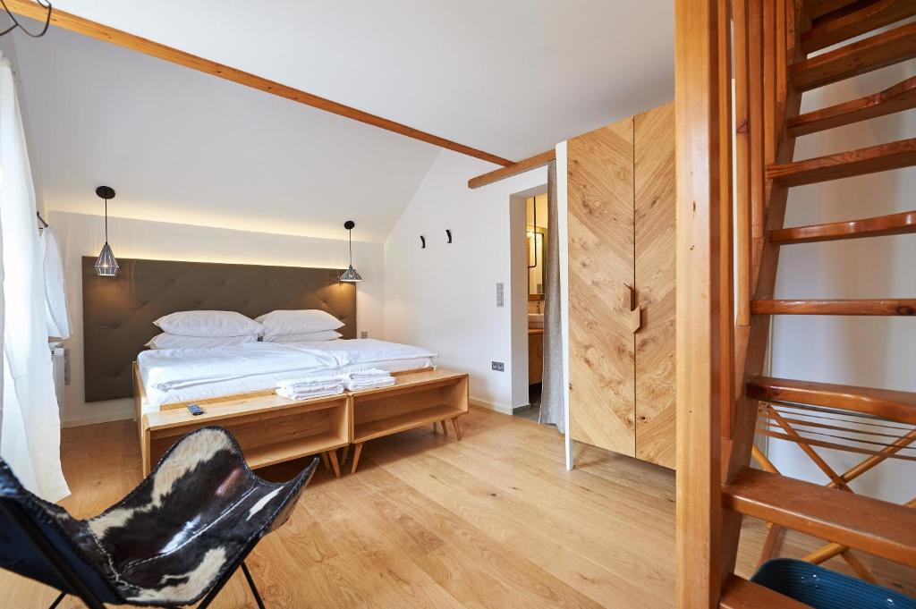 Postel nebo postele na pokoji v ubytování Hotel Plesnik Logarska Dolina