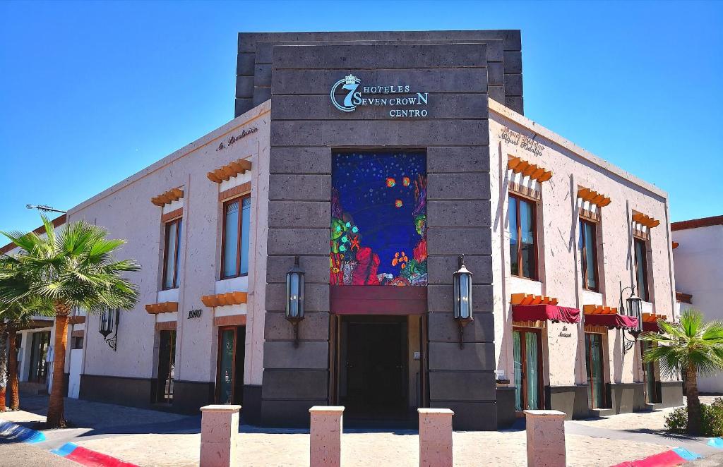 un edificio con un mural en la parte delantera en Seven Crown La Paz Centro Historico en La Paz