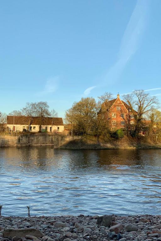 a view of a river with houses and buildings at Ferienwohnung Schleusenhaus Hameln in Hameln