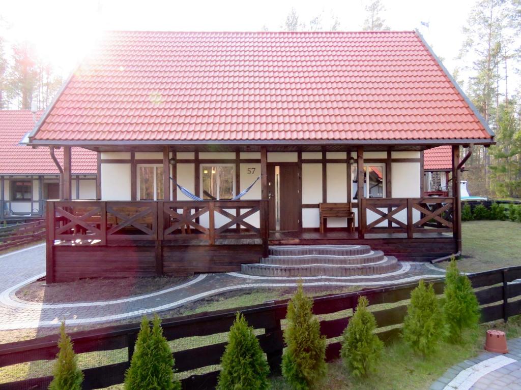 ZałakowoにあるMűlk Chëcz 57の赤い屋根と階段の小さな建物