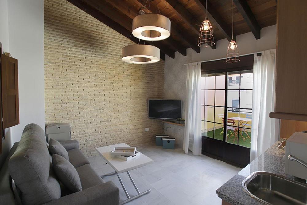塞維利亞的住宿－ALOJAMIENTO EN SEVILLA-TRIANA，带沙发和电视的客厅