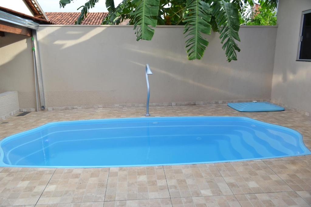 uma grande piscina azul num quintal em Casa de Temporada RM em Olímpia
