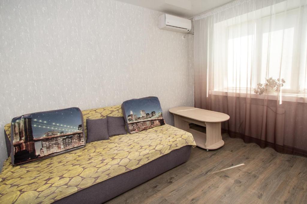 ドニプロにあるApartment on Gagarina Avenueのベッドルーム1室(ベッド1台、テーブル、窓付)