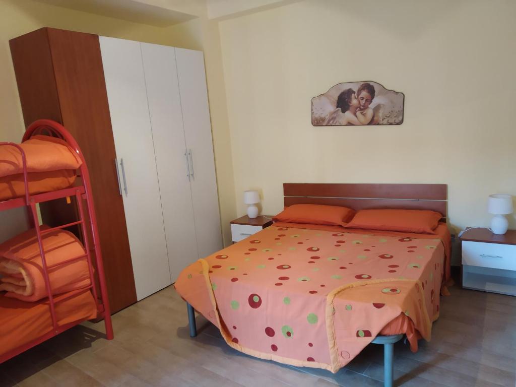 Un pat sau paturi într-o cameră la Appartamento Valle dei Templi