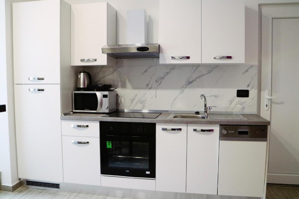 Kuchyň nebo kuchyňský kout v ubytování Apartment Toni