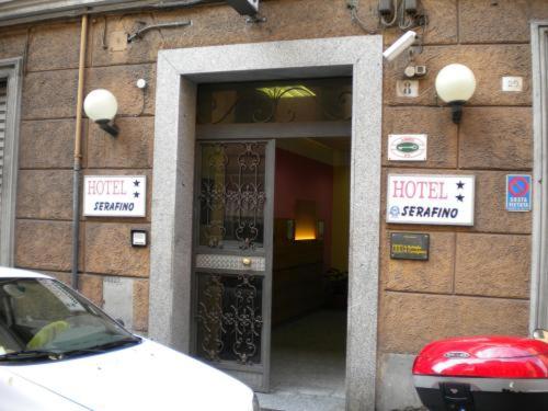 una entrada de hotel con un coche aparcado delante de él en Serafino Liguria Hotel, en Génova