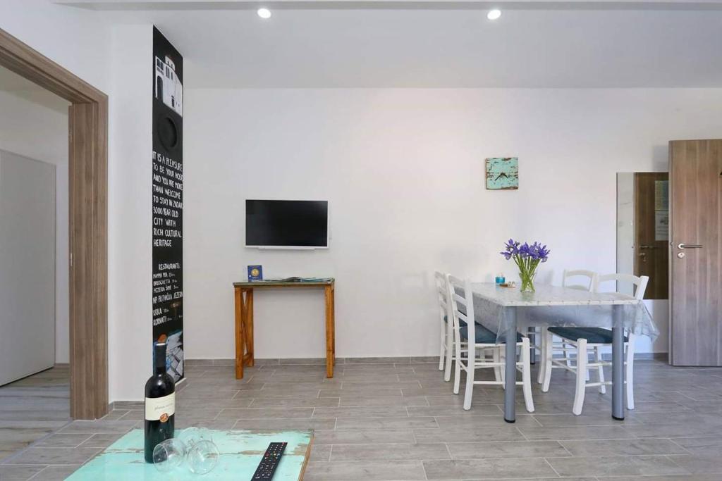 Telewizja i/lub zestaw kina domowego w obiekcie Apartmani Natali