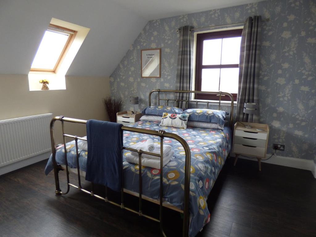 Postel nebo postele na pokoji v ubytování Ornum Self Catering Cottage