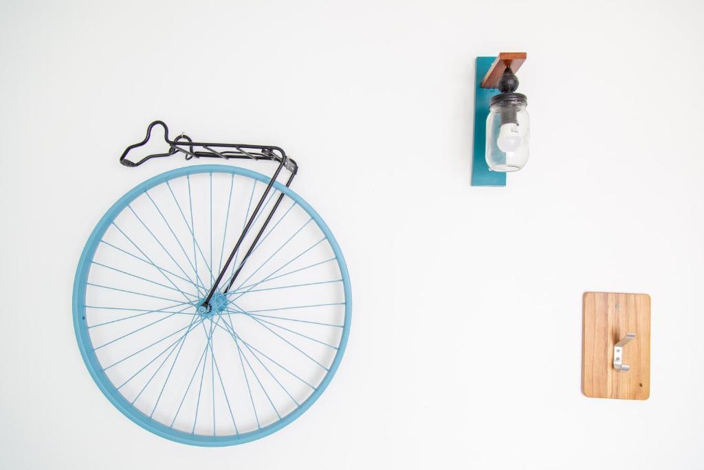 una bicicletta con una grande ruota attaccata a un muro di Tales Of Us Terrace ad Aveiro