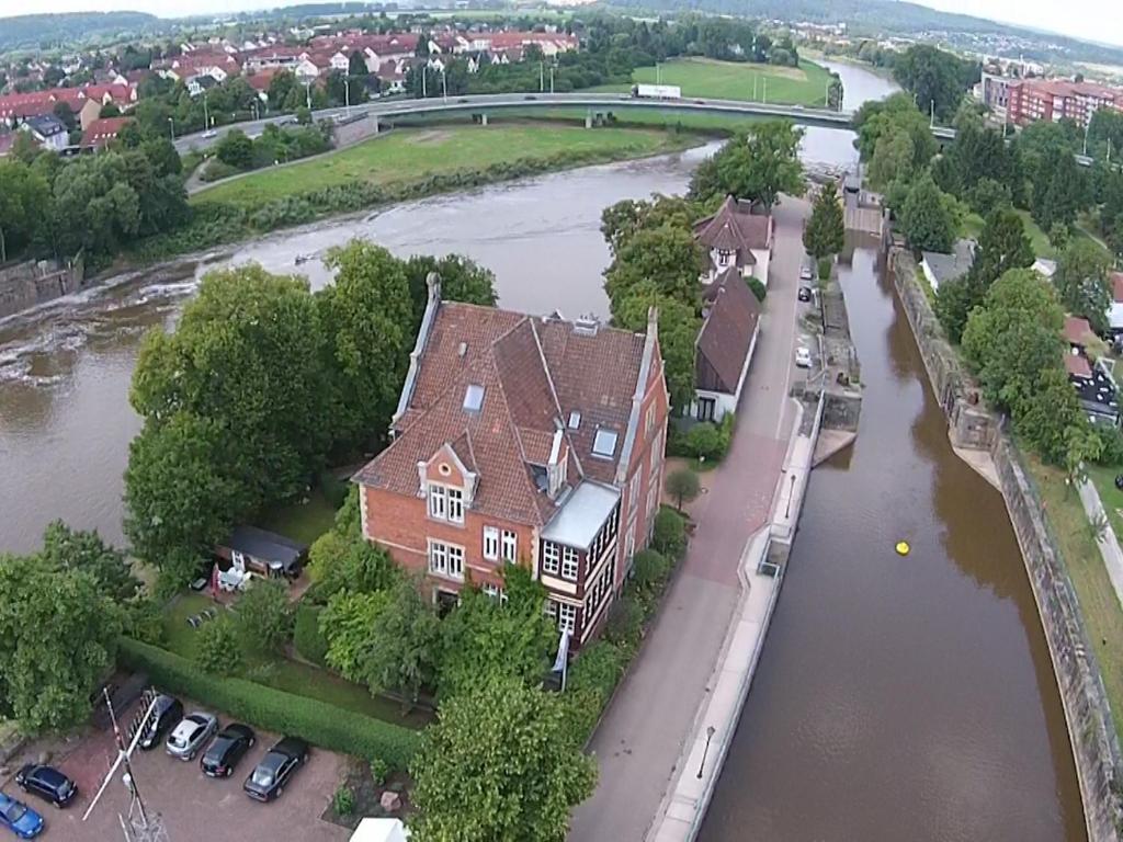 una vista aérea de una casa con un río en Ferienwohnung Schleusenhaus Hameln, en Hameln