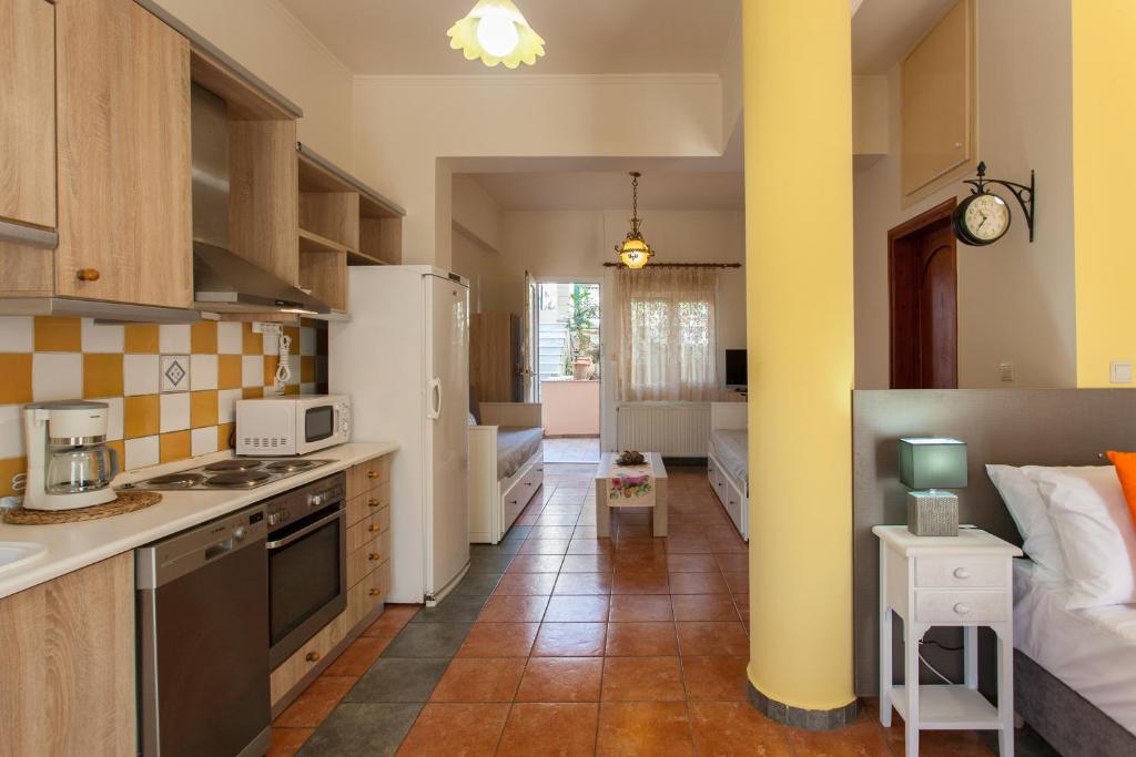 A kitchen or kitchenette at Evelia Apartment