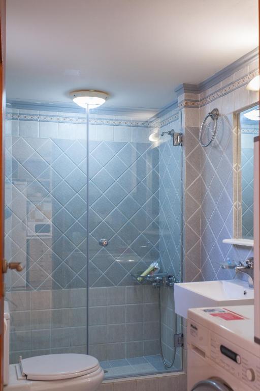 A bathroom at Evelia Apartment