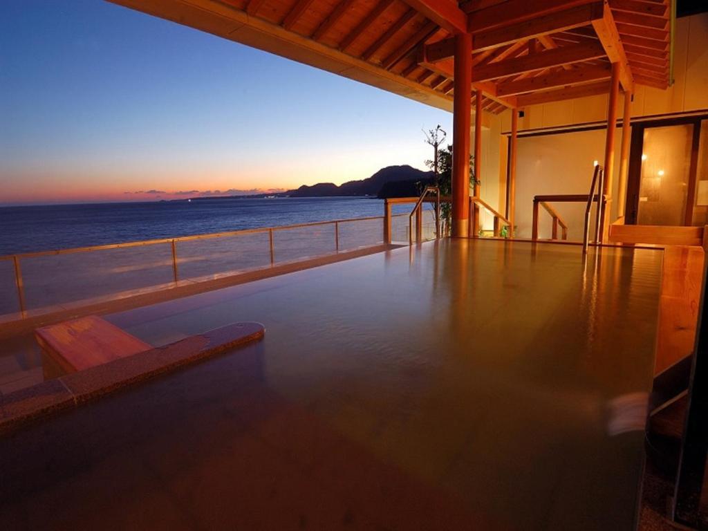 vistas al océano desde el balcón de una casa en Inatori Tokai Hotel Yuen, en Higashiizu