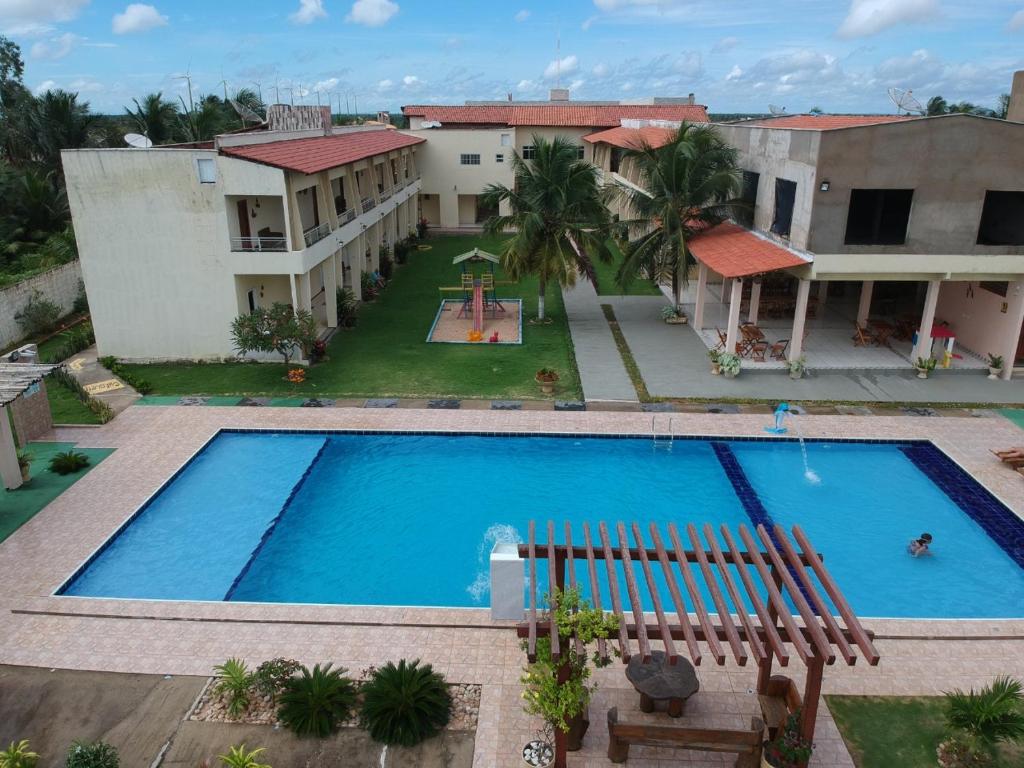 una vista aérea de una piscina frente a una casa en Pousada Itarema Residence en Itarema