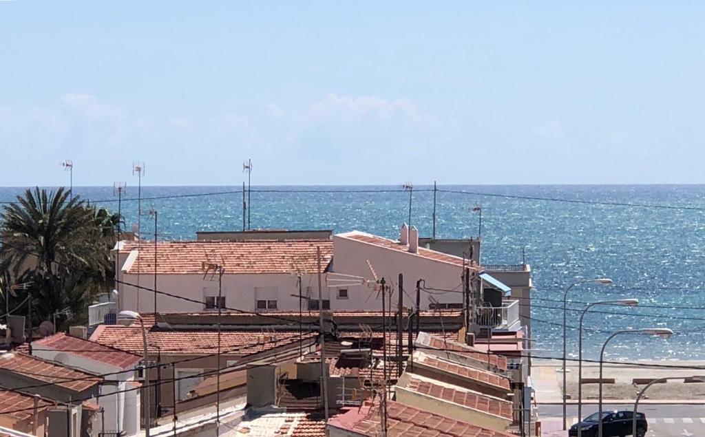een gebouw met trappen naast de oceaan bij Family-Appartment in Santa Pola