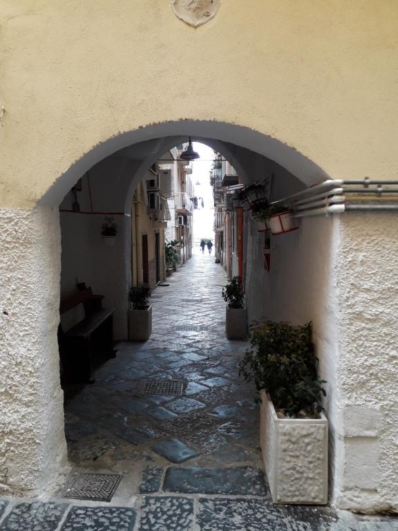 加埃塔的住宿－Al Vicolo，楼内有拱门的小巷