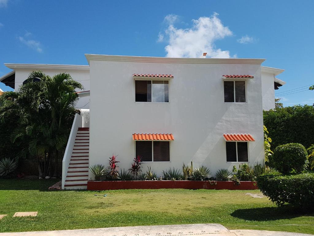 una casa blanca con una escalera delante en Casa Campestre en Cancún