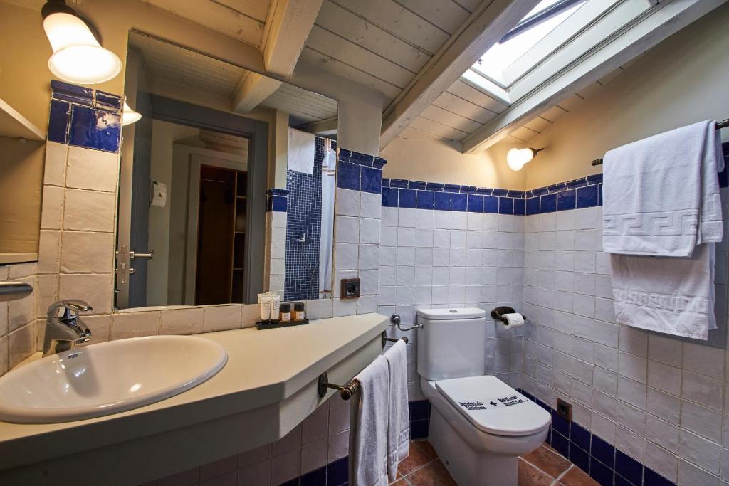 A bathroom at Sotopalacio HSR