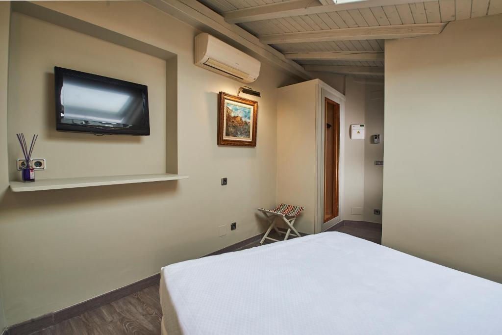 A television and/or entertainment centre at Sotopalacio HSR