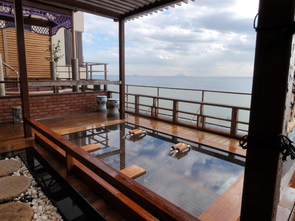 a pool on the balcony of a house at Inatori Tokai Hotel Yuen in Higashiizu