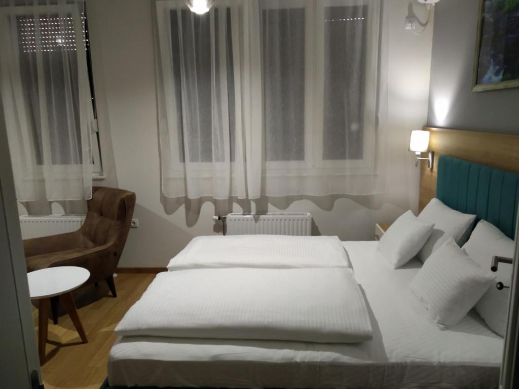 En eller flere senge i et værelse på NM Apartman