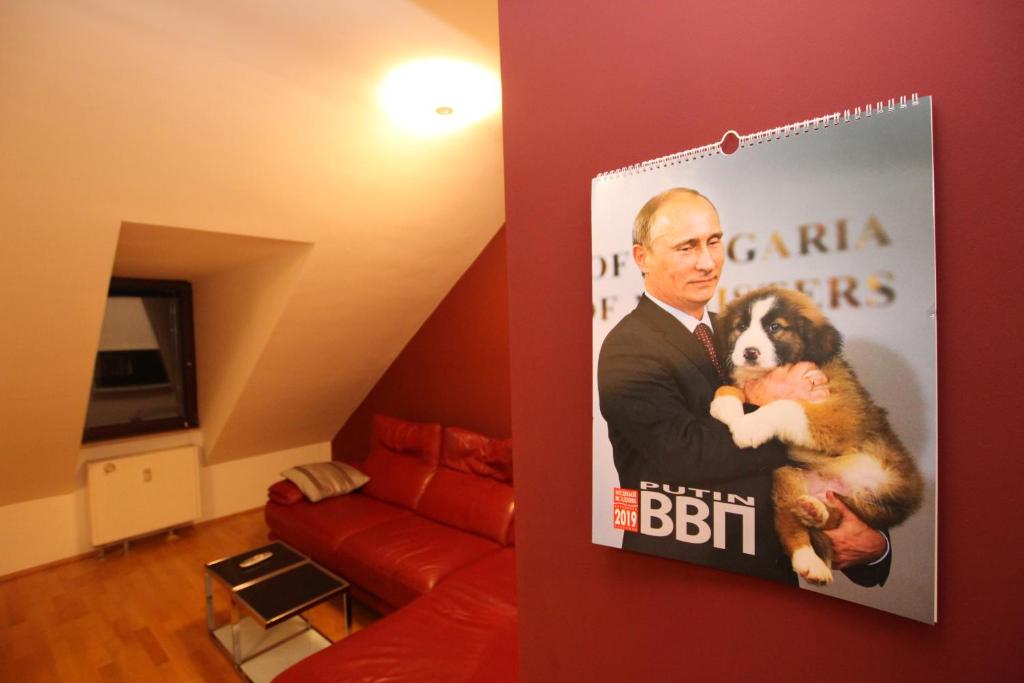 ein Plakat von obama, das einen Hund an der Wand hält. in der Unterkunft #5 SLADKIY SLIVA Maisonette Boutique Apartment in Leipzig