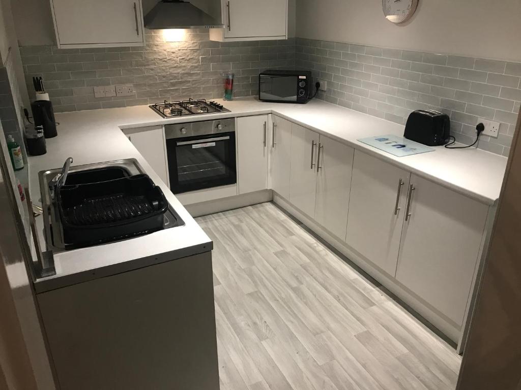 Кухня или мини-кухня в Pleasure Beach House

