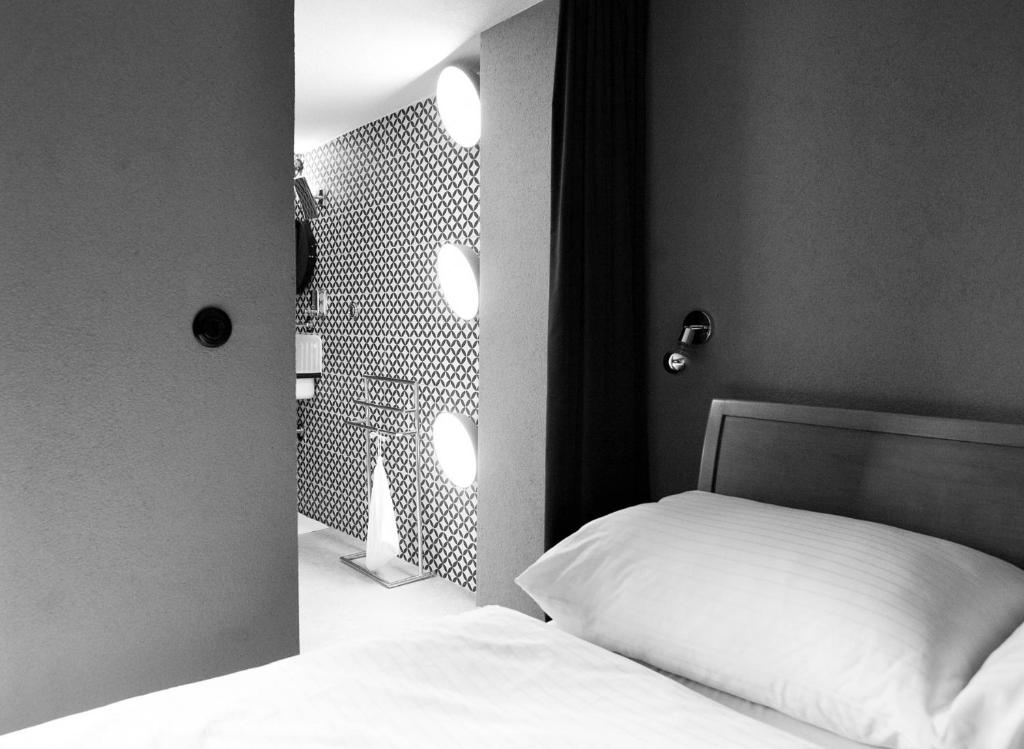 Postel nebo postele na pokoji v ubytování Boutique Hotel Massimos