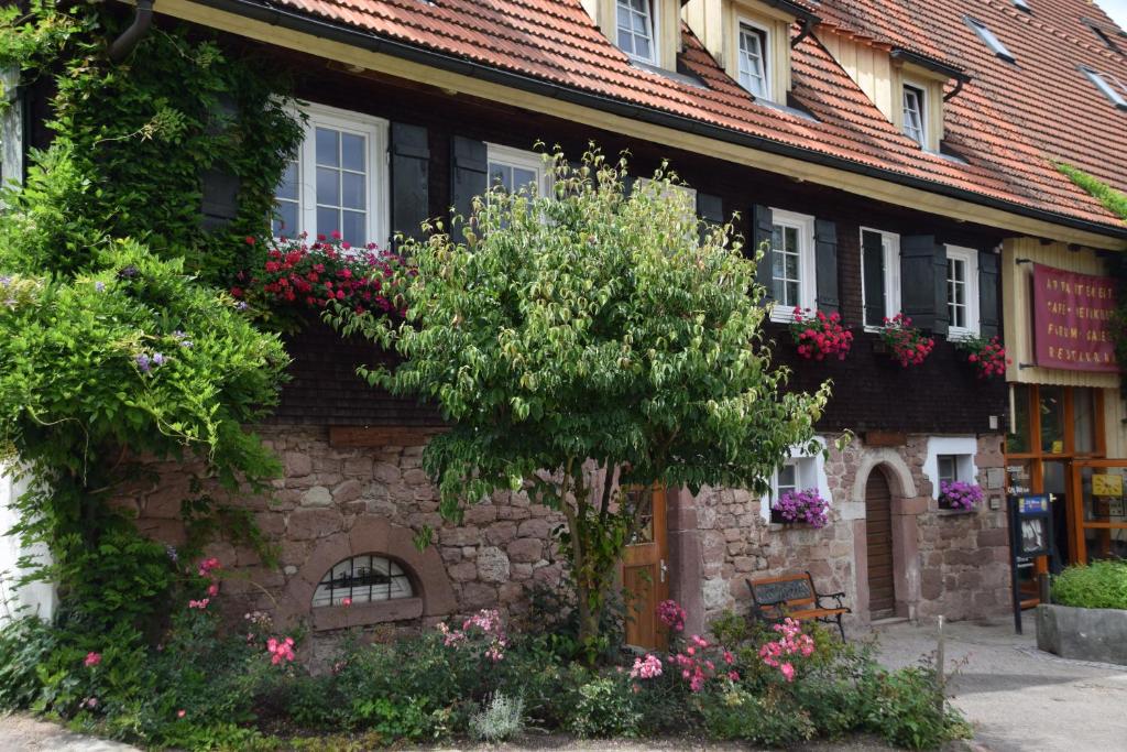 ein Gebäude mit Blumen auf der Seite in der Unterkunft Gutshof-Hotel Waldknechtshof in Baiersbronn