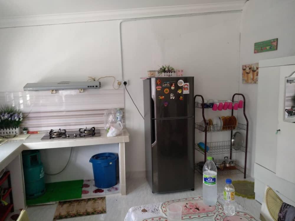 Kitchen o kitchenette sa Anis Homestay Kuala Perlis