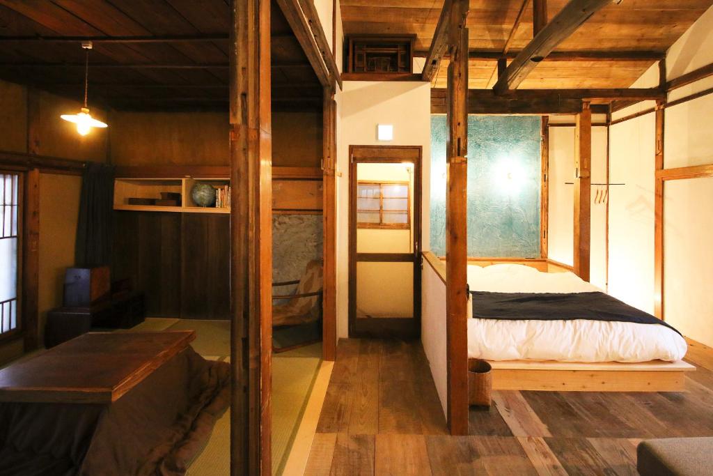 Bunk bed o mga bunk bed sa kuwarto sa TOKYO LITTLE HOUSE