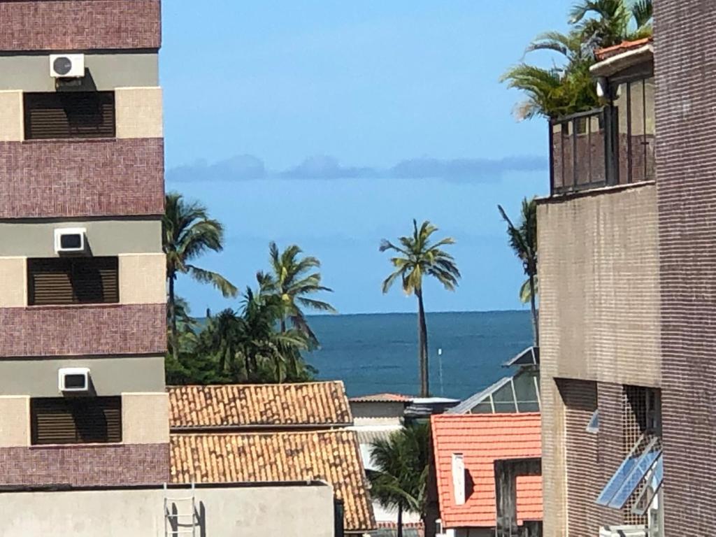 uma vista para o oceano entre dois edifícios em Guarujá Enseada no Guarujá