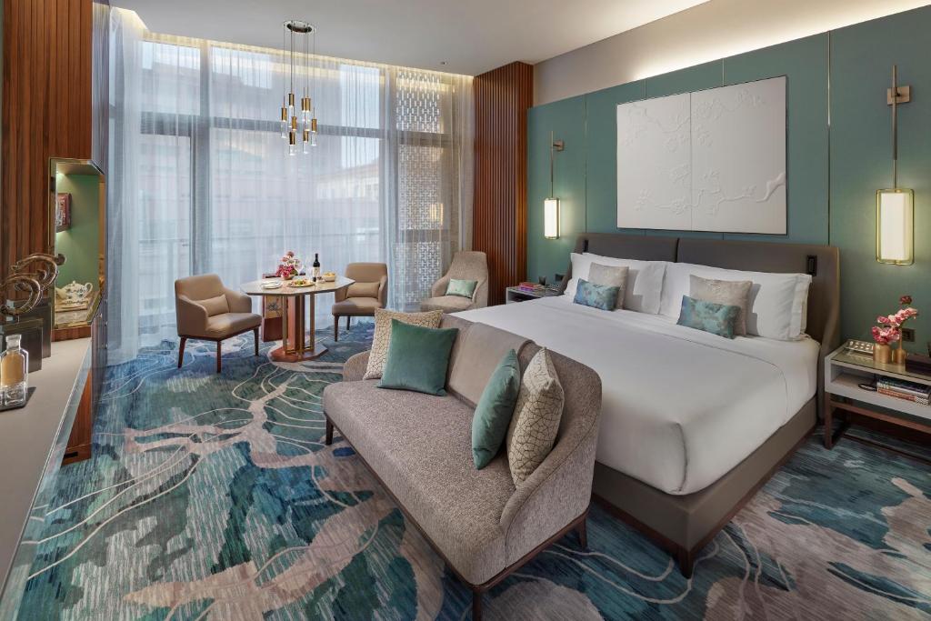 Postel nebo postele na pokoji v ubytování Mandarin Oriental Wangfujing, Beijing