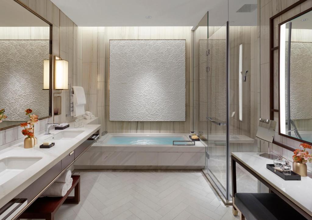 Koupelna v ubytování Mandarin Oriental Wangfujing, Beijing