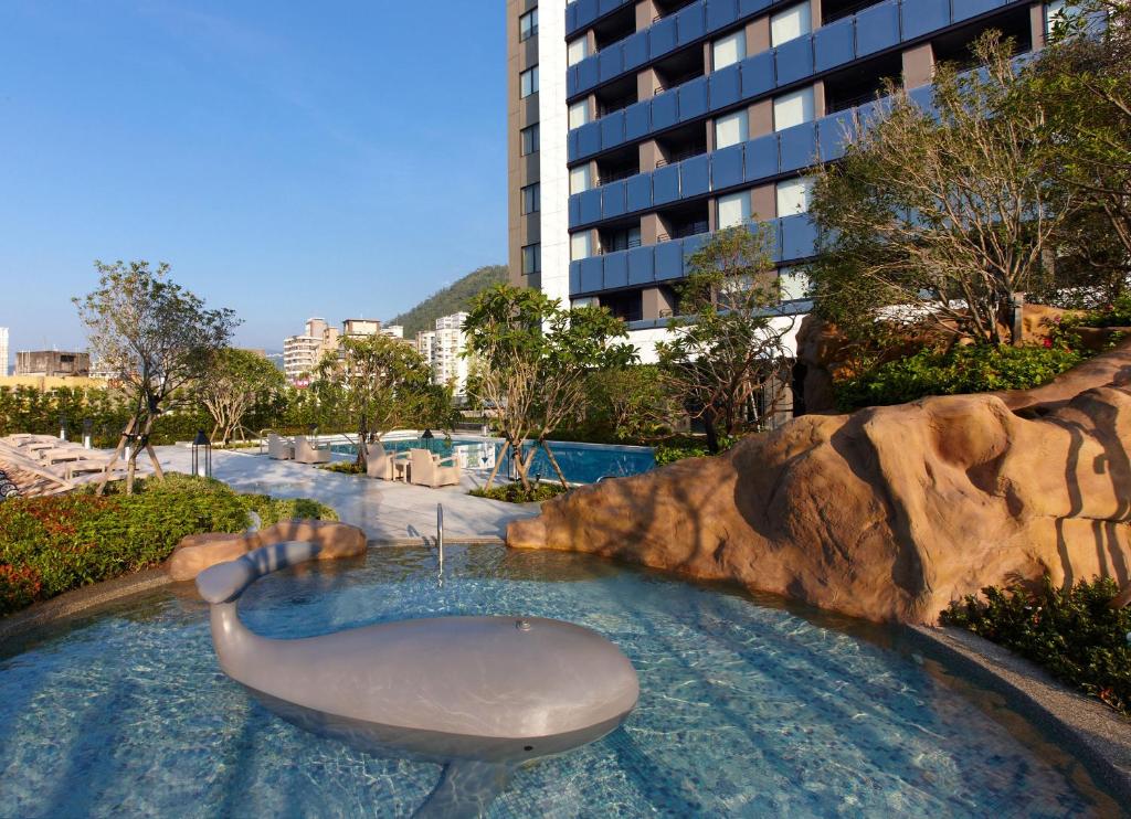 The swimming pool at or close to MU Jiaoxi Hotel