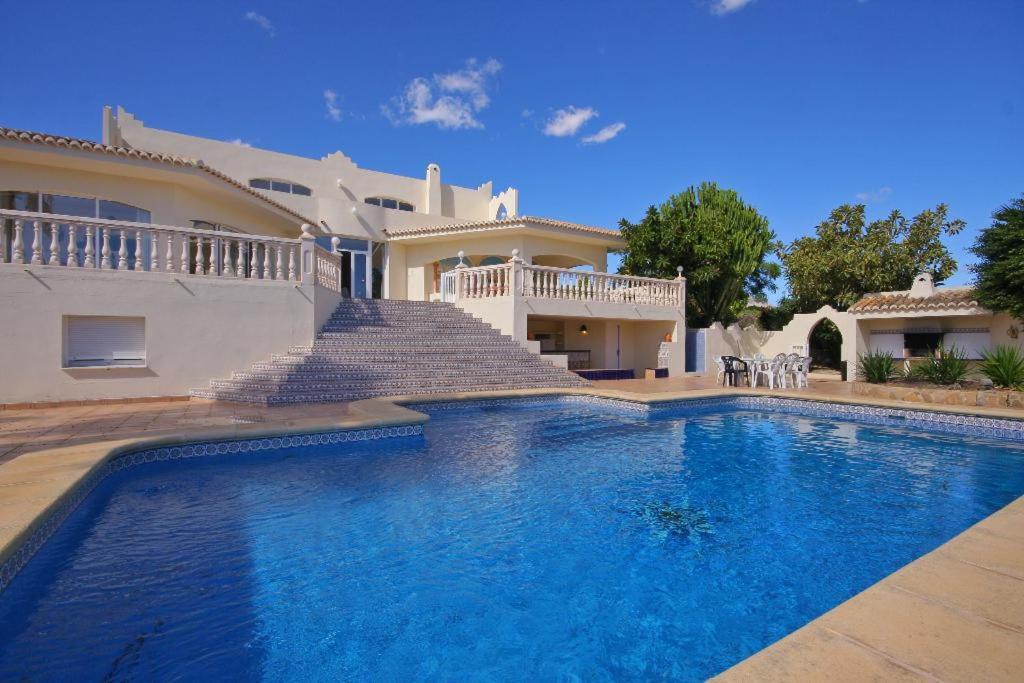 The swimming pool at or close to Villa Cora