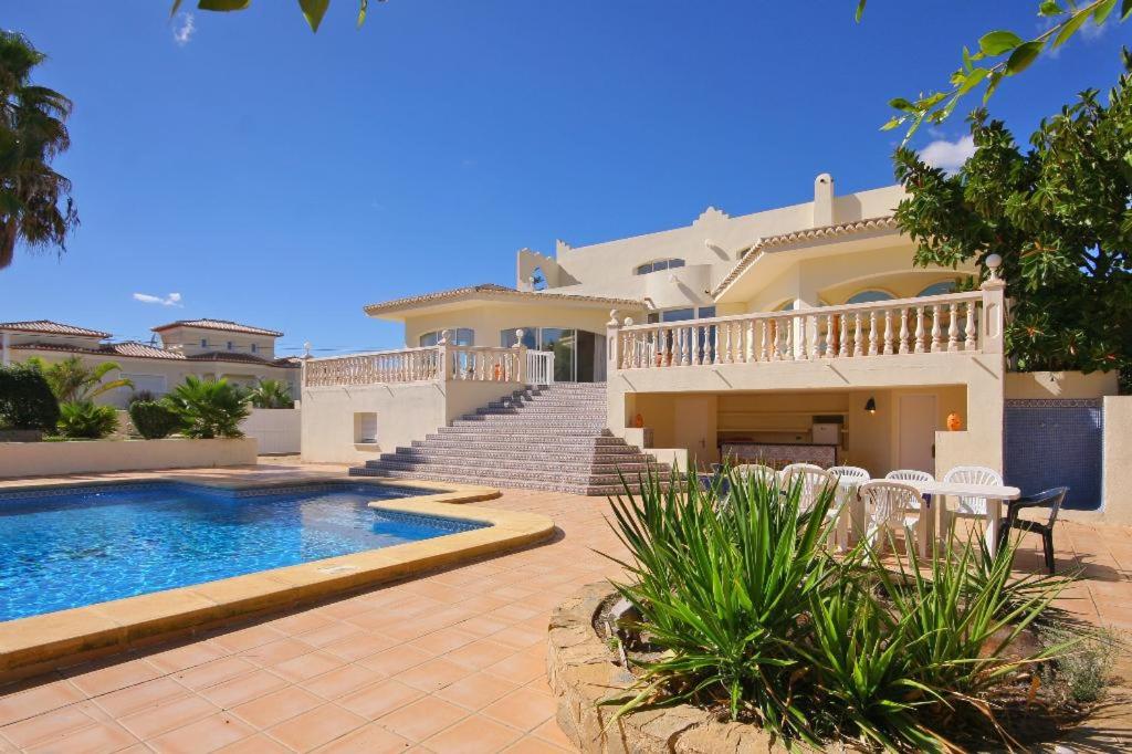 The swimming pool at or close to Villa Cora