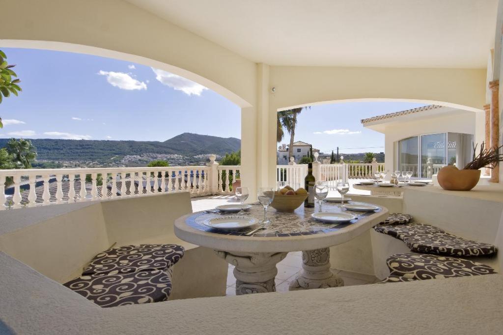 A general mountain view or a mountain view taken from A villát