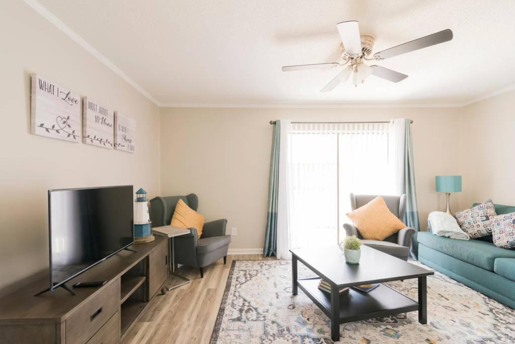 un soggiorno con divano blu e TV di Cute Condo in Rock Hill-45 a Rock Hill