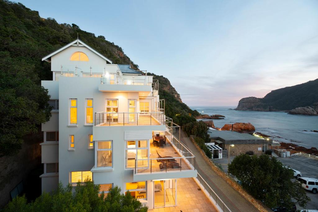 una casa en una colina con vistas al océano en Beacon House en Knysna