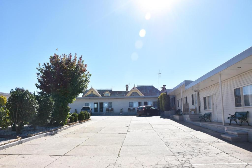 a driveway in front of a white building at Hillview Motel in Goulburn