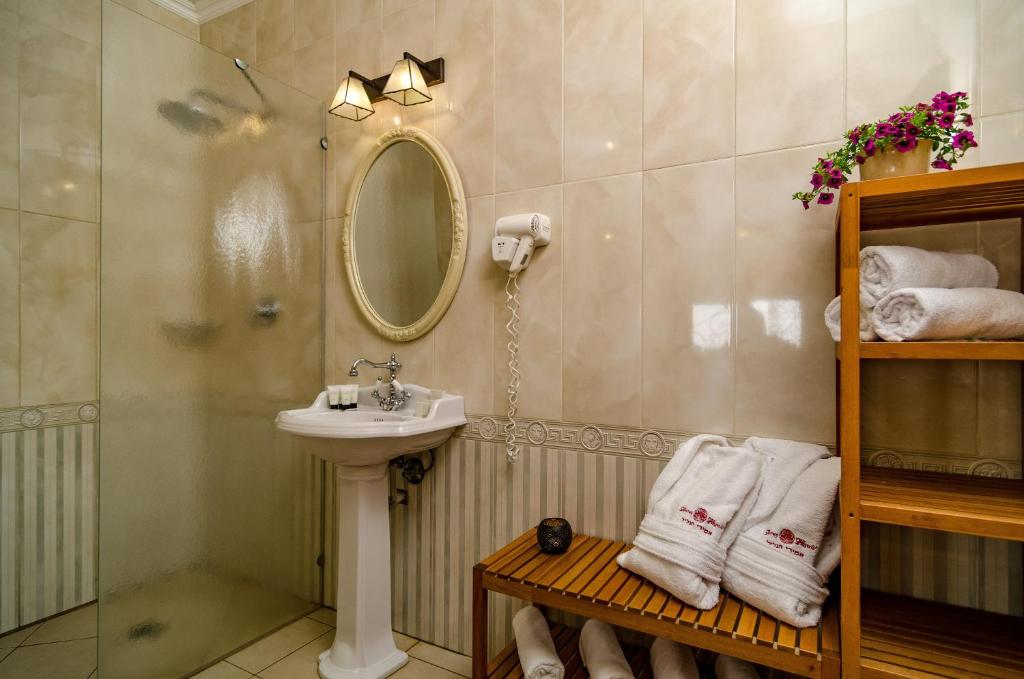 Koupelna v ubytování Amirey Hagalil Boutique Hotel
