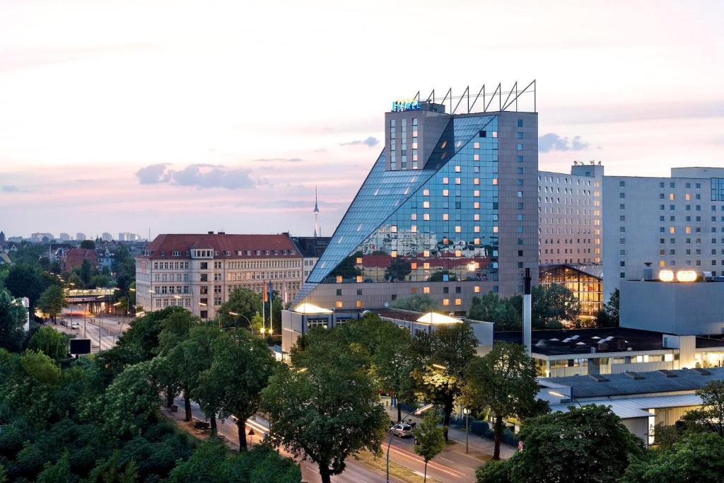 widok na miasto z wysokim budynkiem w obiekcie Estrel Berlin w Berlinie