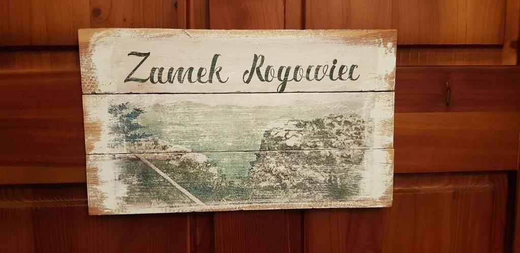 Znak, który czyta przygody obiadowe wiszące na drewnianej ścianie w obiekcie Agroturystyka "Pograniczna" w mieście Głuszyca Górna