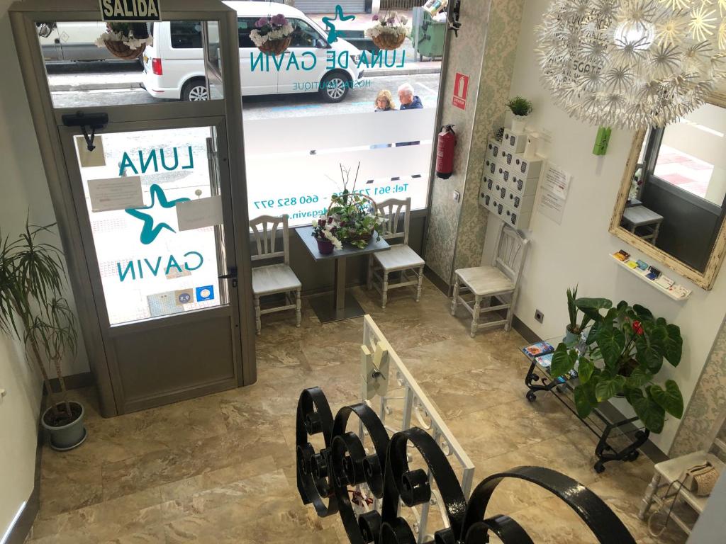 - une vue de tête sur un salon avec des chaises et un miroir dans l'établissement Hostal Boutique Luna de Gavín, à Cullera