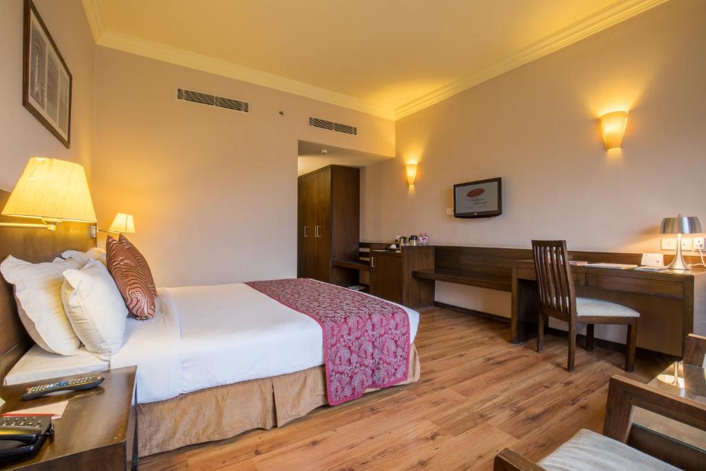 Rúm í herbergi á Hotel Pokhara Grande