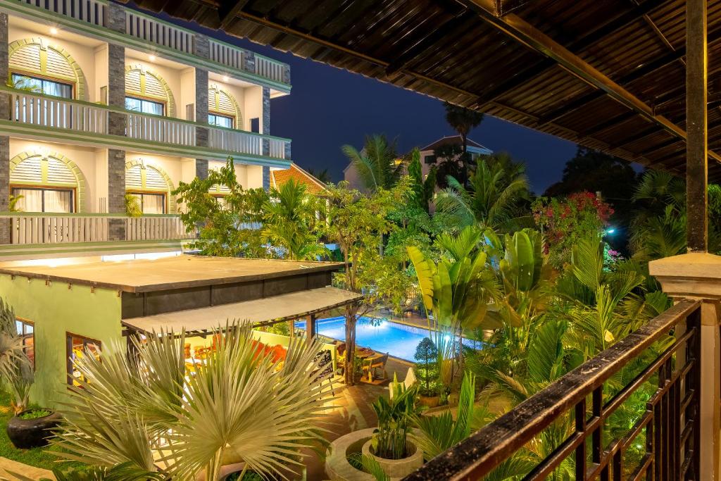 Bazén v ubytování Reveal Angkor Hotel nebo v jeho okolí