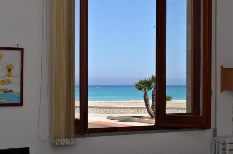 una ventana con vistas a la playa en Sul lungo mare posizione unica, en San Vito lo Capo