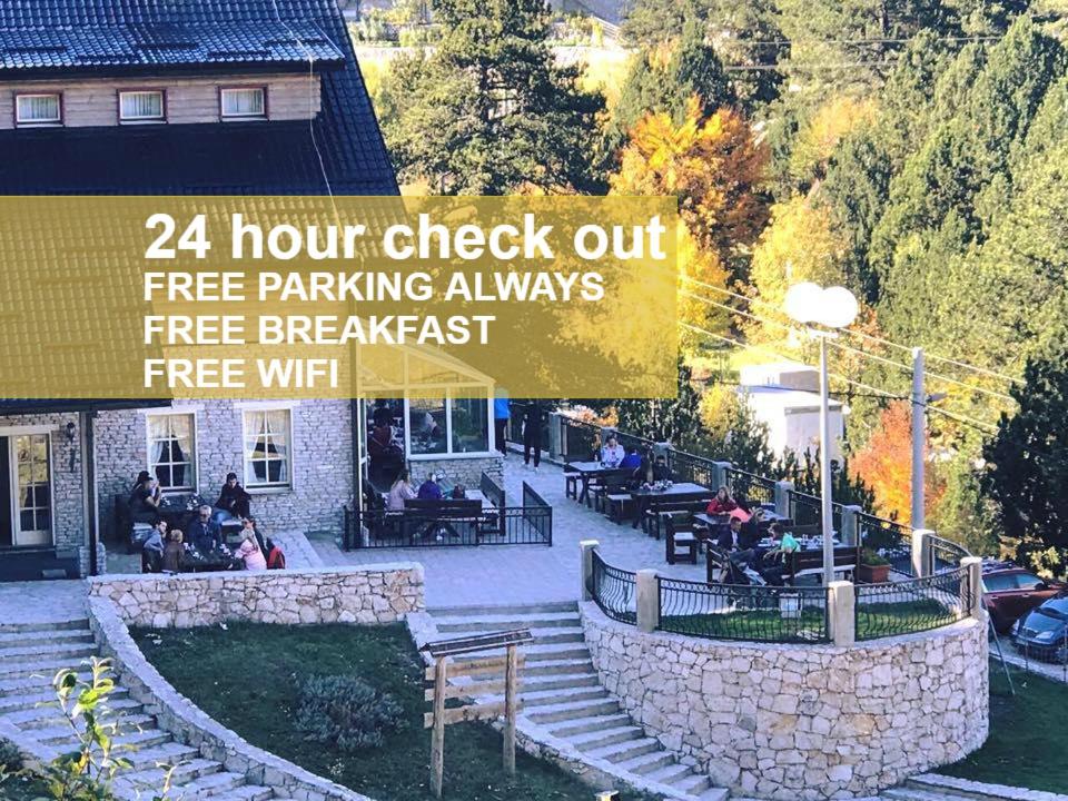 un cartel que dice hora de salida aparcamiento gratuito siempre desayuno gratuito en Hotel Snjezna kuca - Nature Park of Bosnia Herzegovina en Mostar