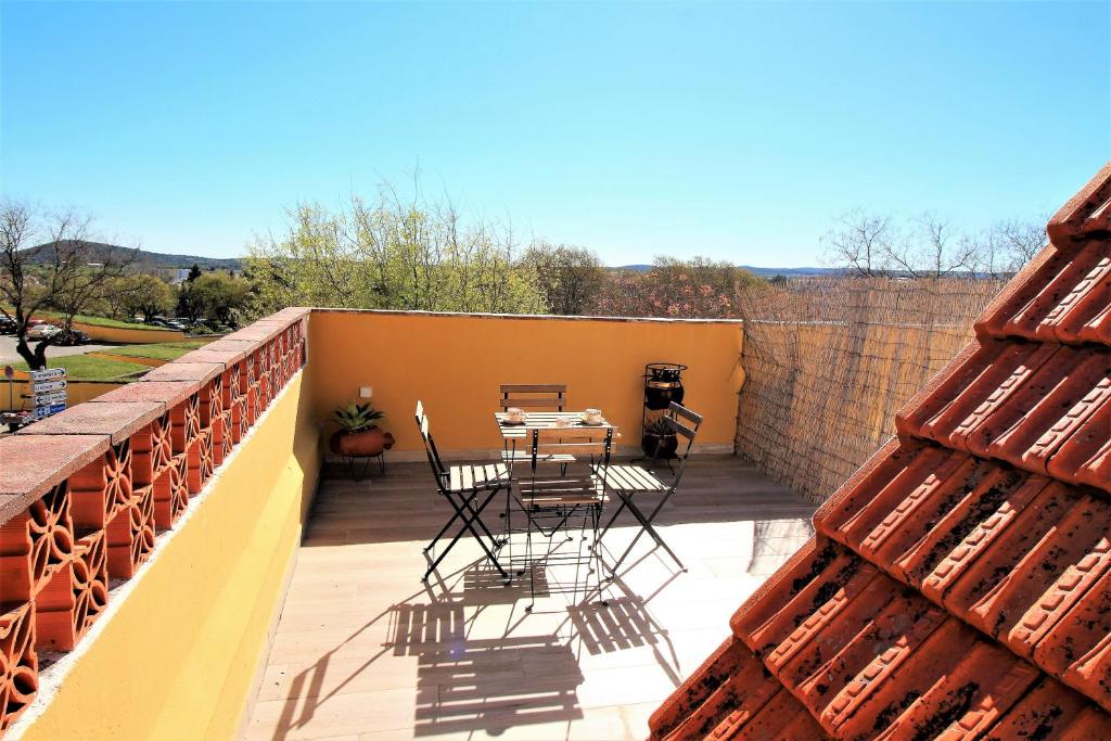 patio ze stołem i krzesłami na balkonie w obiekcie Terraços de Elvas I w mieście Elvas